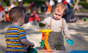 Para este neuropsicólogo infantil el juego debe ser la principal prioridad para los niños y quitarles tiempo de jugar puede tener graves implicaciones futuras para ellos